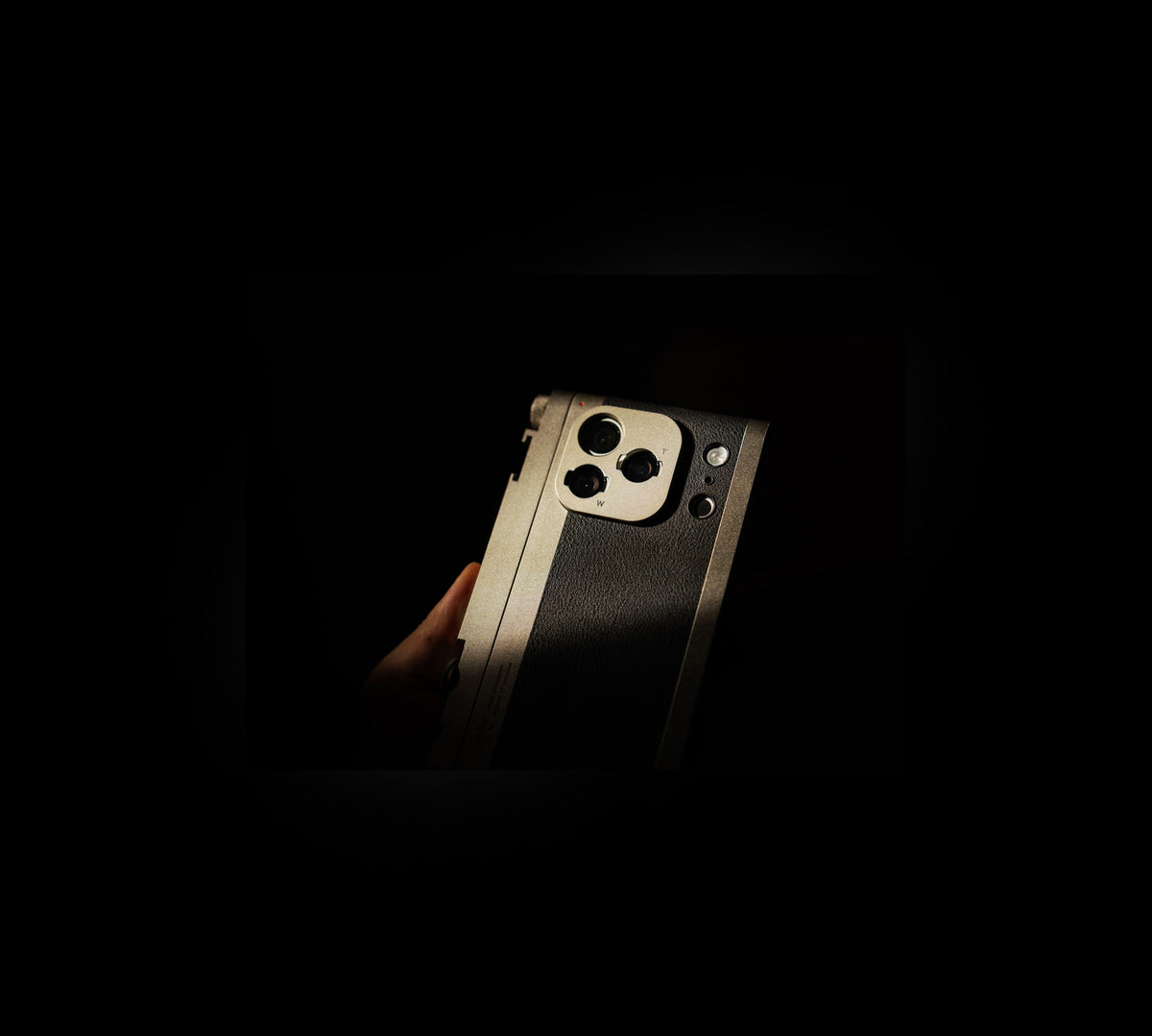 Instantly transform your iPhone into a retro-vibe camera.